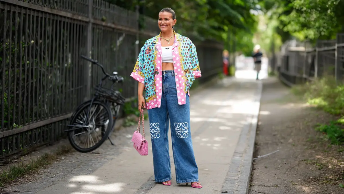 The Summer 2026 Denim Paradigm: How Wide-Leg Jeans and Statement Footwear Defined the Season’s Silhouette